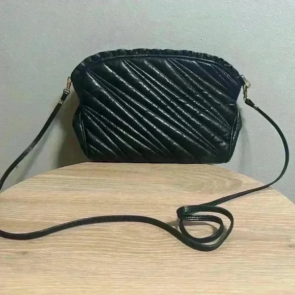 Saks Fifth Avenue Handbags - Saks Fifth Avenue Vintage bag